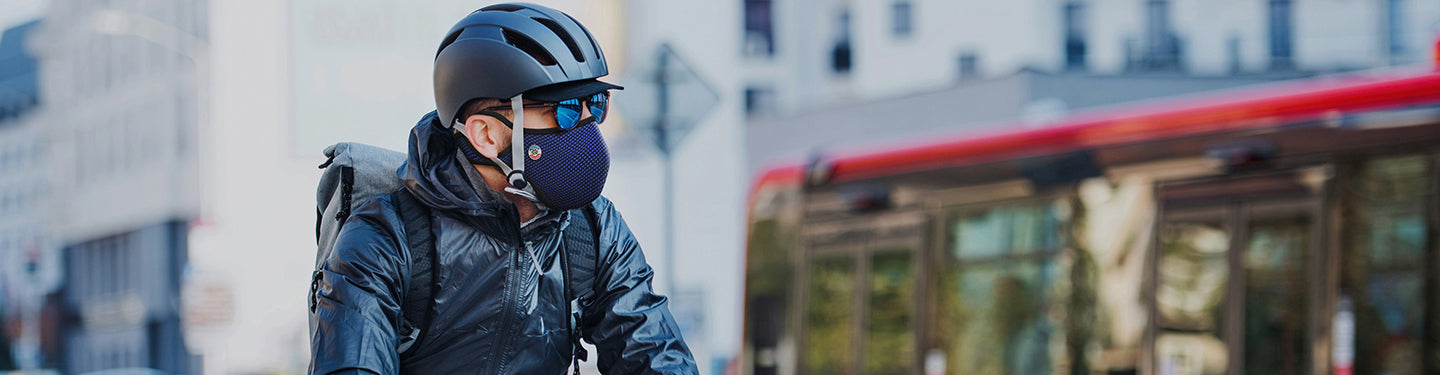 Cycliste urbain avec un masque et un casque vélo