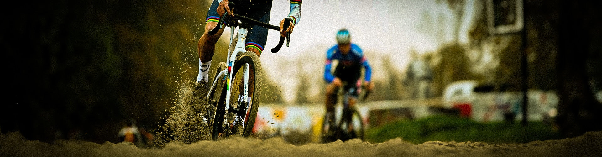 Cycliste pratiquant du cyclocross