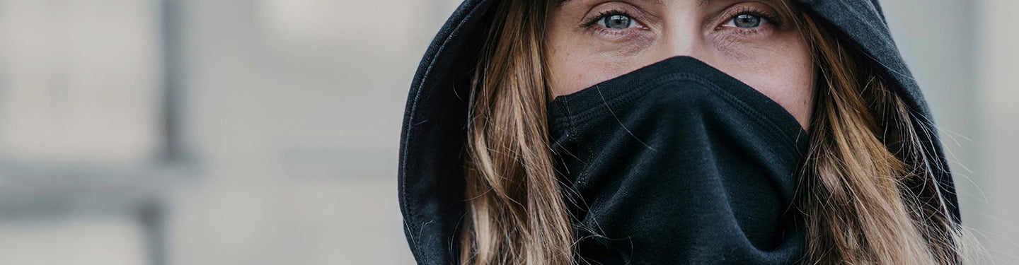 Femme portant un tour de cou sur son vélo