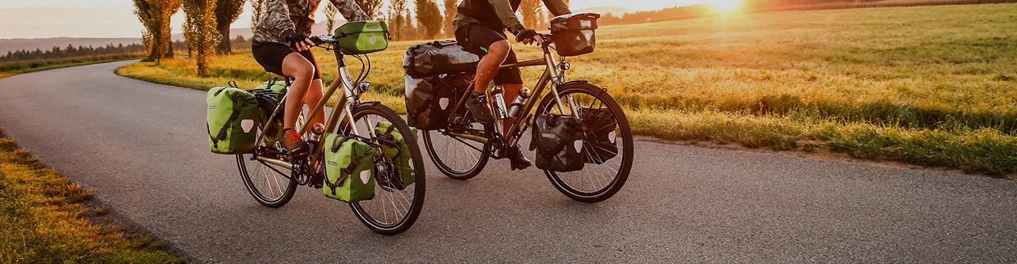 Cyclistes avec des sacoches vélo faisant du cyclotourisme