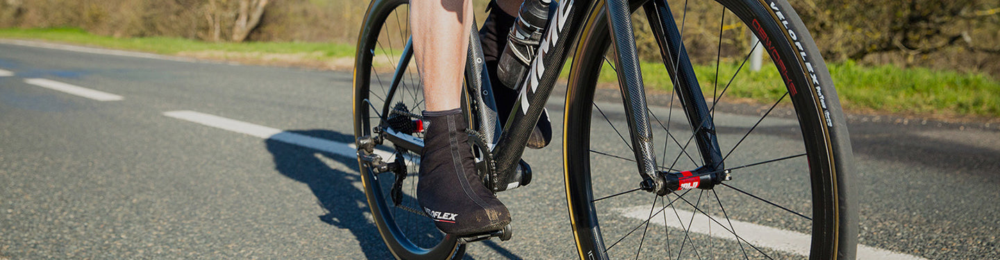 Cycliste faisant du vélo de route avec des boyaux 
