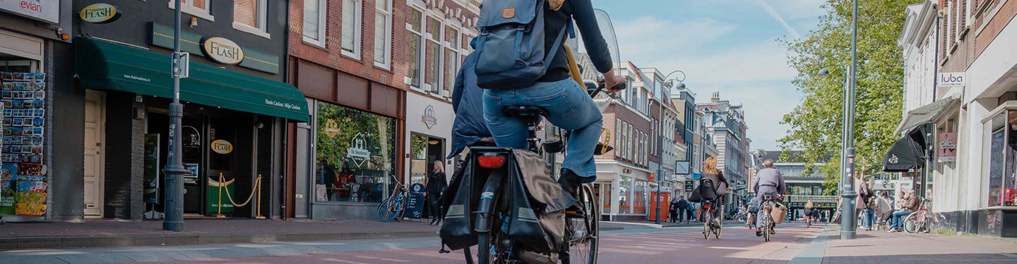 Femme assise sur une selle de vélo pour femme