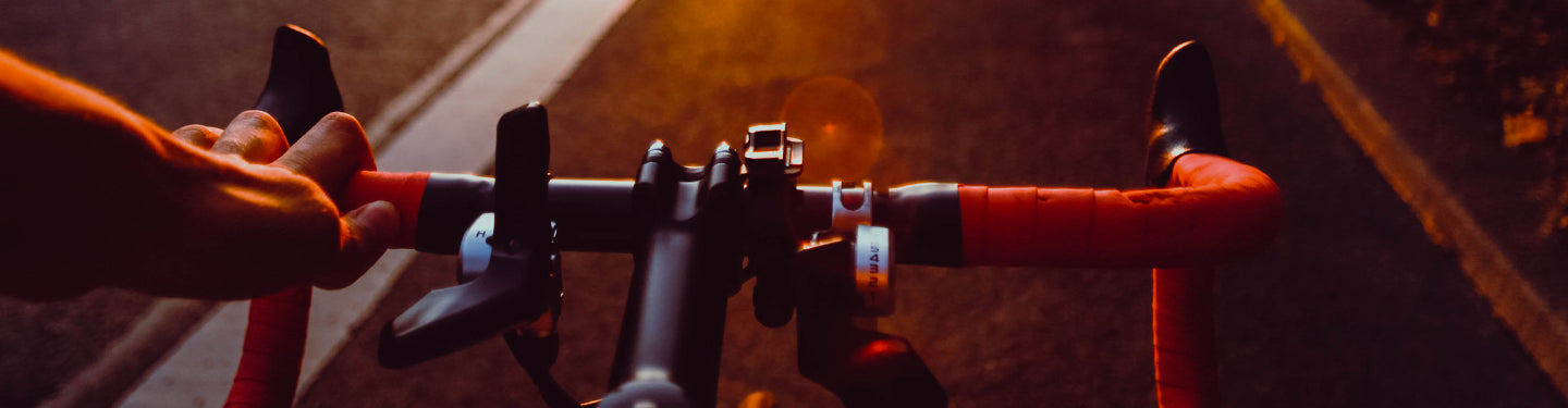 Zoom sur un guidon de vélo avec des cornes