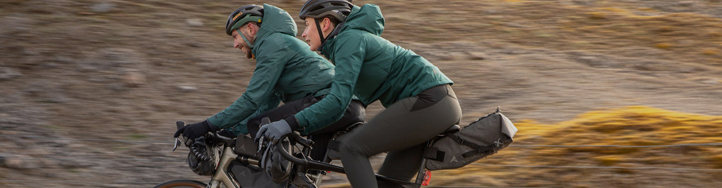 Tenue pour cycliste pratiquant le vélo gravel 