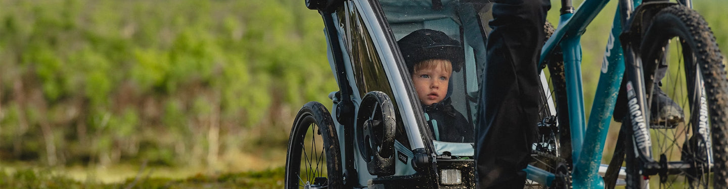 Vélo avec une remorque enfant