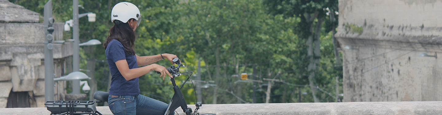 Femme sur un vélo électrique avec un casque