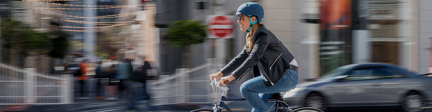 Femme sur un vélo avec un casque sur la tête