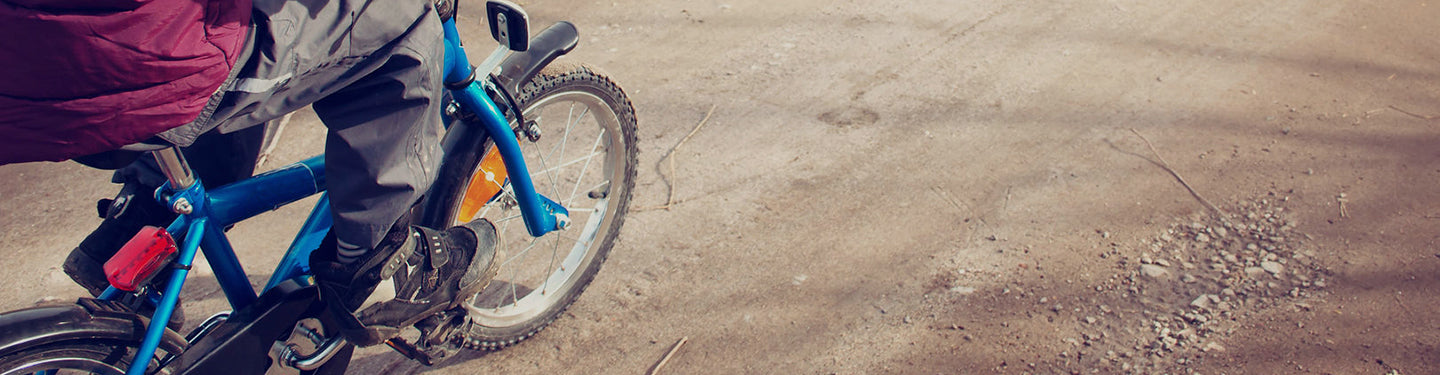 Jeune enfant faisant du vélo 