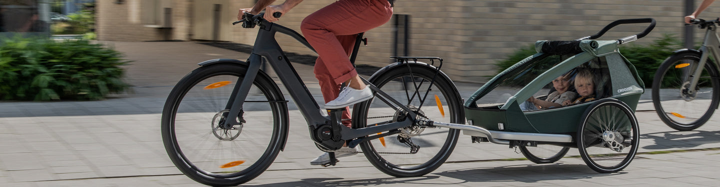 Vélo équipé d'une remorque pour transporter des enfants
