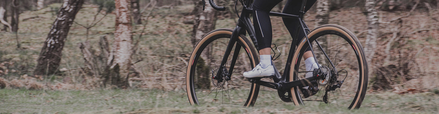Cyclistes pratiquant du vélo gravel dans la campagne