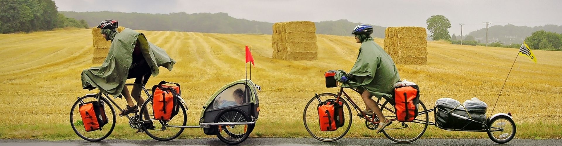 Cycliste en randonnée bikepacking avec sacoches vélo et maillot vélo