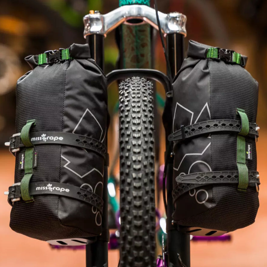 Sacoche de fourche bikepacking Adventure Trunk 6 Miss Grape on the bike front