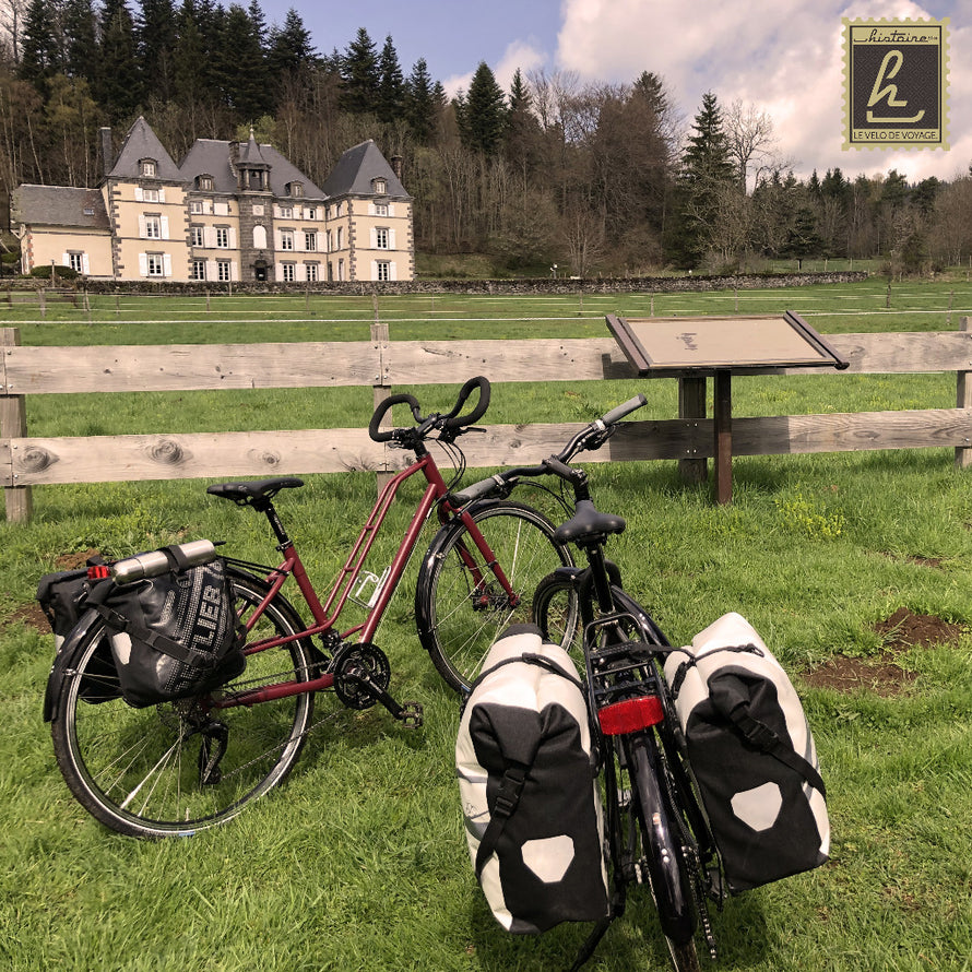 photo life style de deux vélos Histoire Bike garés dans l'herbe devant un petit chateau