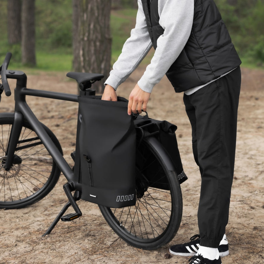sacoche double rolltop bag black urban proof vue en situation