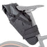 Sacoche M-WAVE Rough Ride II installée sous la selle d’un vélo, fixation par sangles velcro