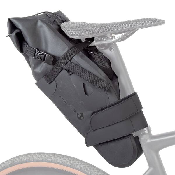 Sacoche M-WAVE Rough Ride II installée sous la selle d’un vélo, fixation par sangles velcro