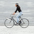 Femme en ville utilisant le moteur electrique portable Clip Bike Explorer 192 Wh de la marque 125 sur velo classique