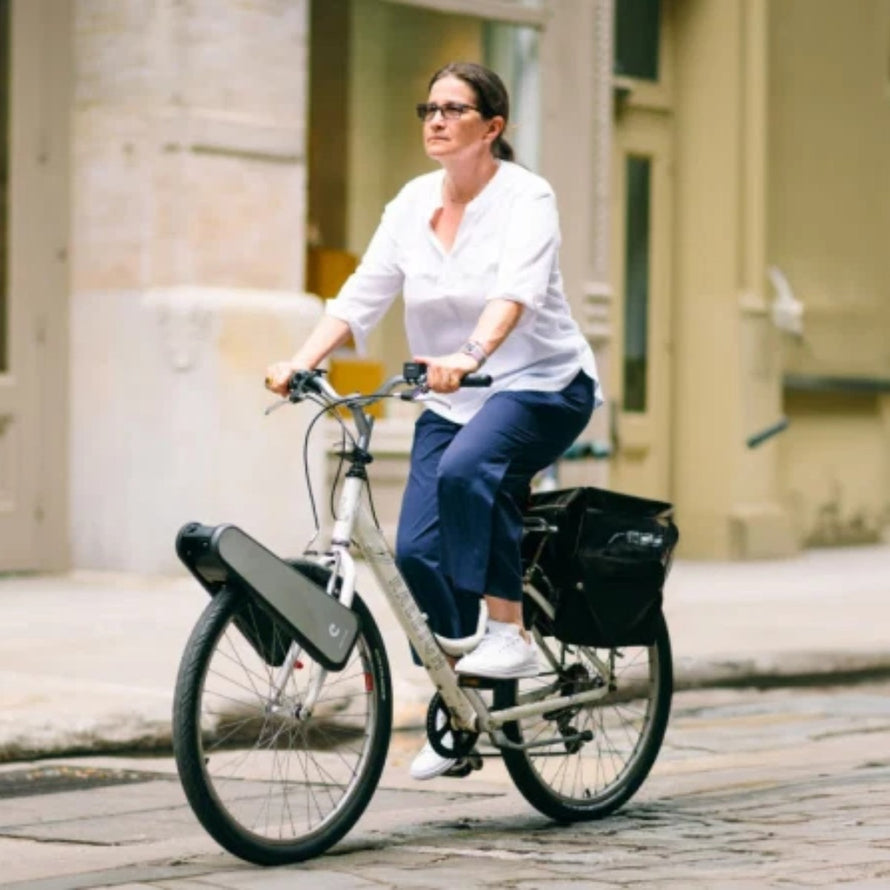 Femme en ville avec moteur electrique portable Clip Bike Explorer 192 Wh de la marque 125 sur velo