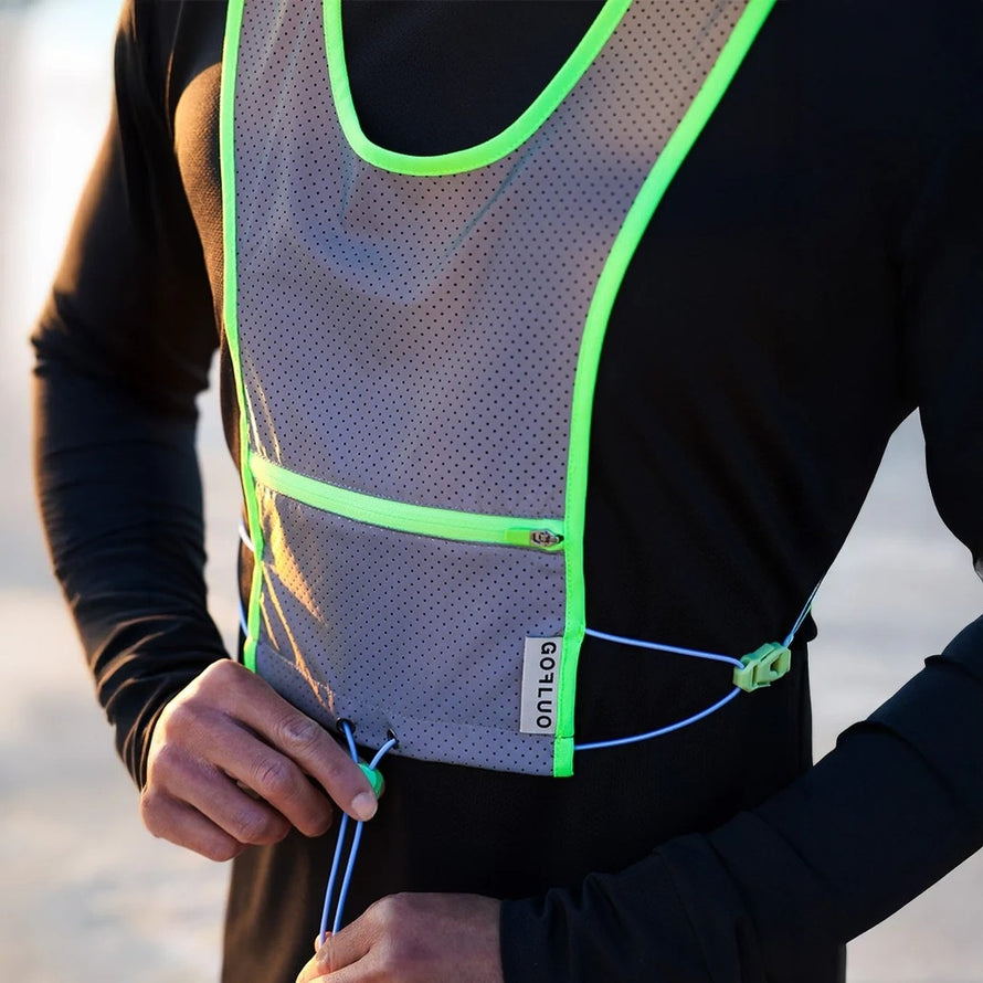ajustement du cordon élastique du gilet réfléchissant gofluo pace gris pour cyclistes