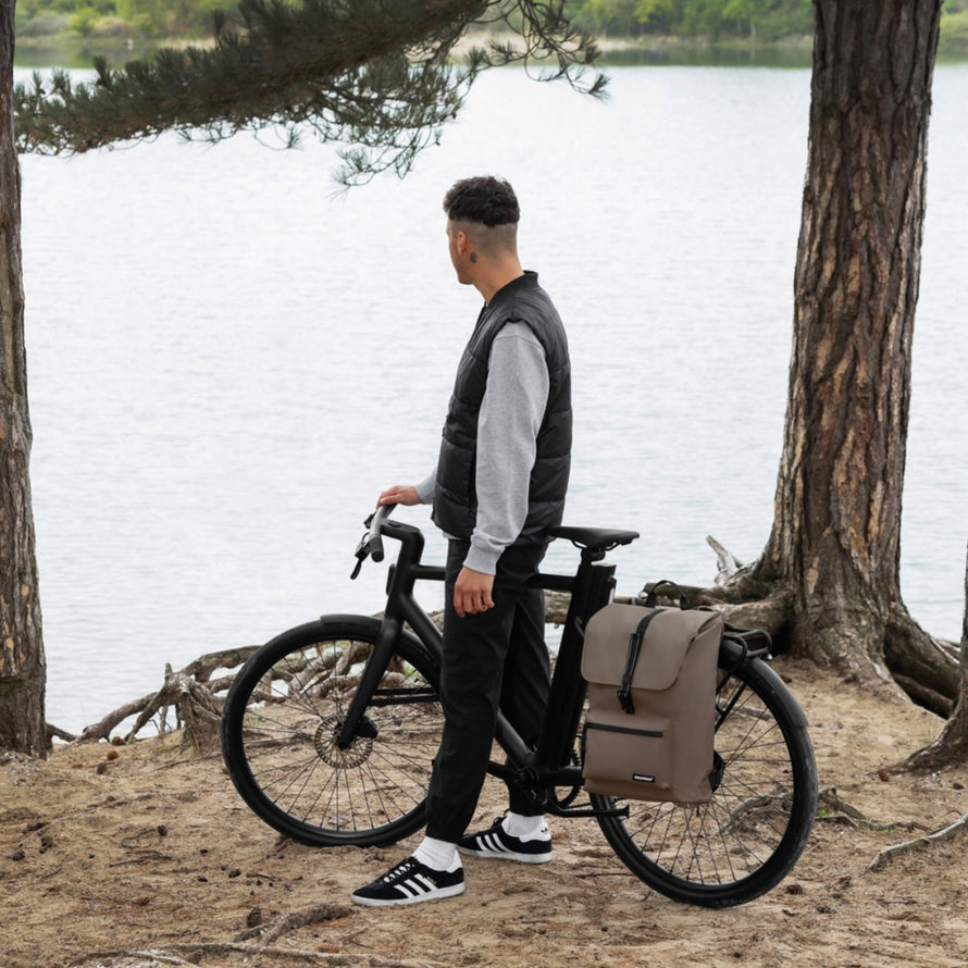 sacoche vélo convertible en sac à dos Cargo Backpack Urban Proof vue en situation sur vélo