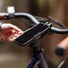 Support smartphone vélo Loop Micro Mount de la marque 22 fixé sur la potence pour un accès facile en roulant