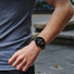 Montre GPS 222 iGPSPORT VeRUN noire et verte portée au poignet avec affichage digital des données sportives
