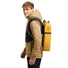 Vue de profil du sac à dos Vaude Mineo porté, sacoche vélo convertible au design compact pour cyclistes urbains.