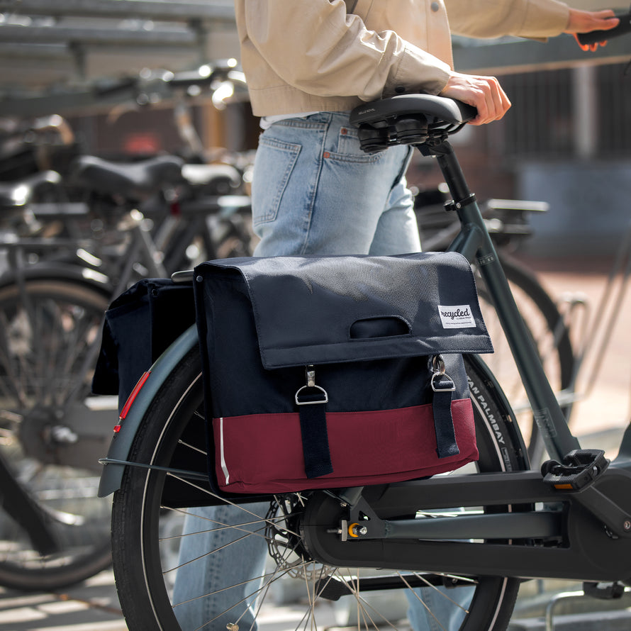 sacoche vélo sur porte bagage double 40 litres en matériau recyclé   urban proof noir bordeaux