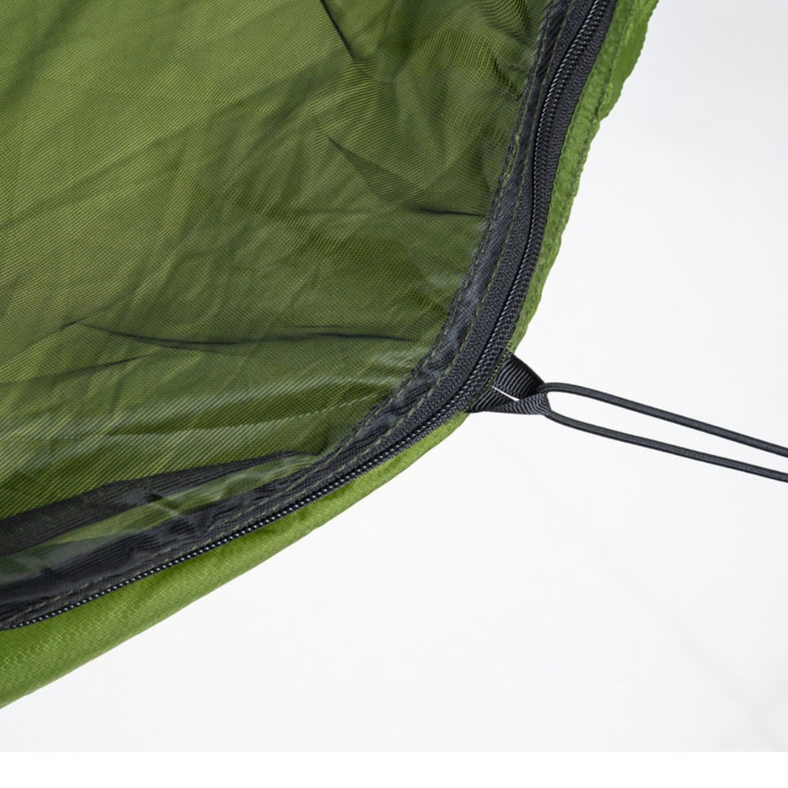 Détail de l'accroche et du filet moustiquaire du hamac ultralight Cocoon 555 vert pour bivouac anti-insectes