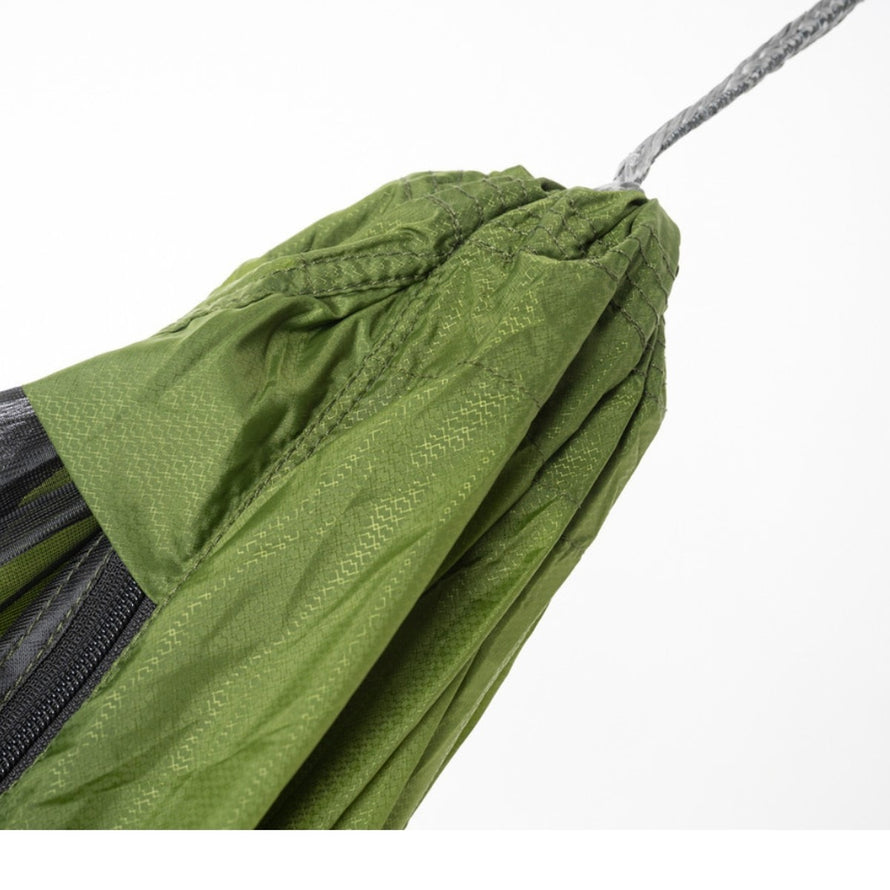 Détail de la fermeture éclair du hamac moustiquaire ultralight Cocoon 555 vert pour bivouac et protection insectes