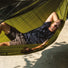 Hamac moustiquaire ultralight Cocoon 555 vert avec utilisateur se relaxant en bivouac léger et anti-insectes