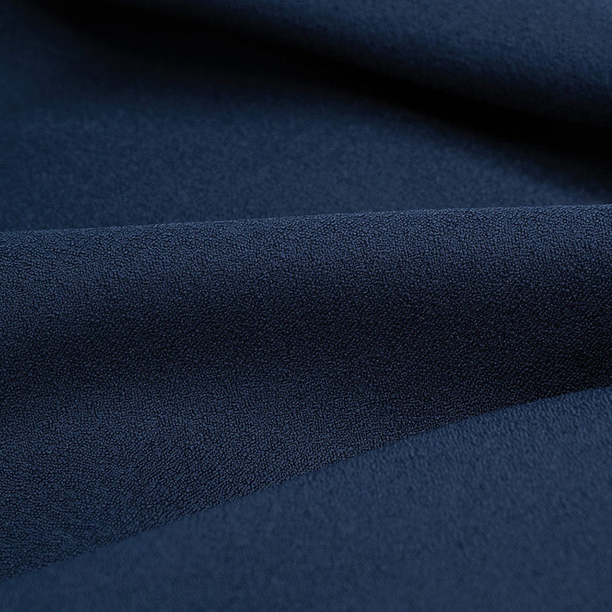 Texture fine de la serviette microfibre Hyperlight Cocoon 555 bleu marine, idéale pour cyclistes recherchant légèreté et efficacité