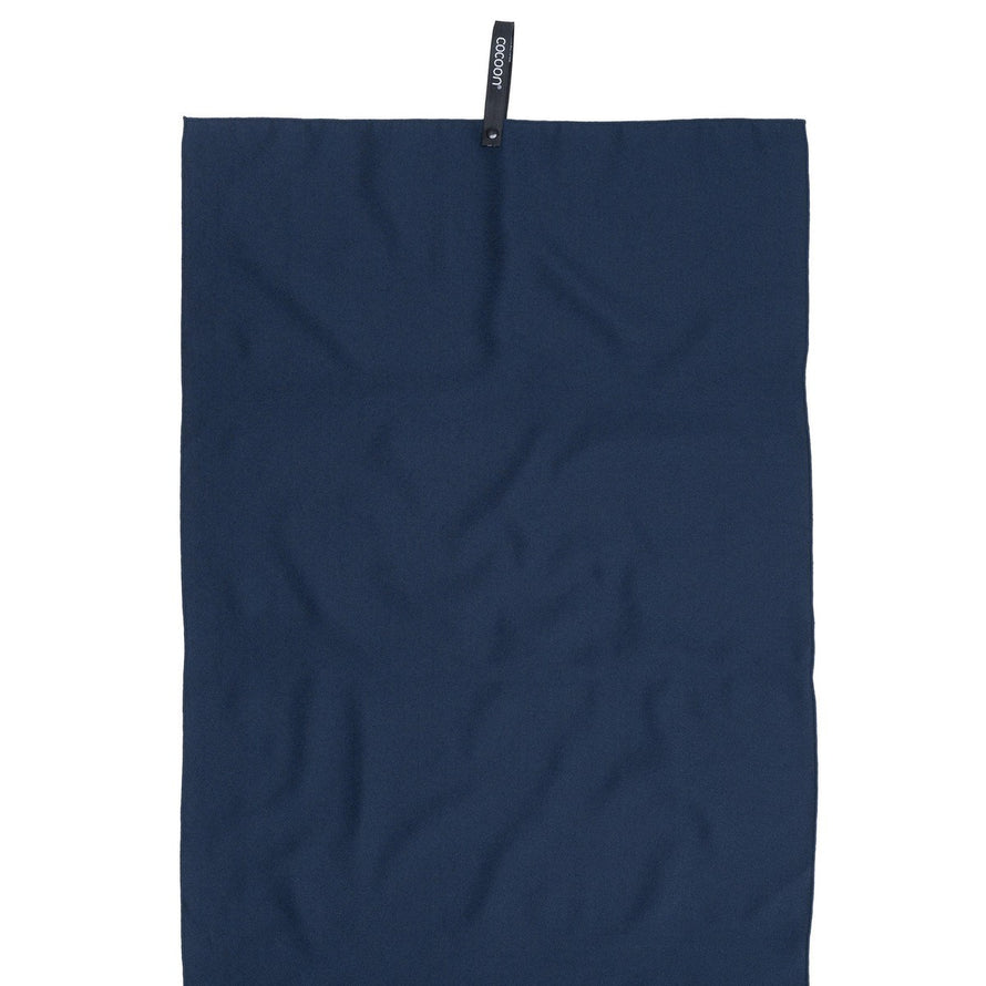 Serviette microfibre Hyperlight Cocoon 555 en bleu marine, ultra légère et séchage rapide pour cyclistes