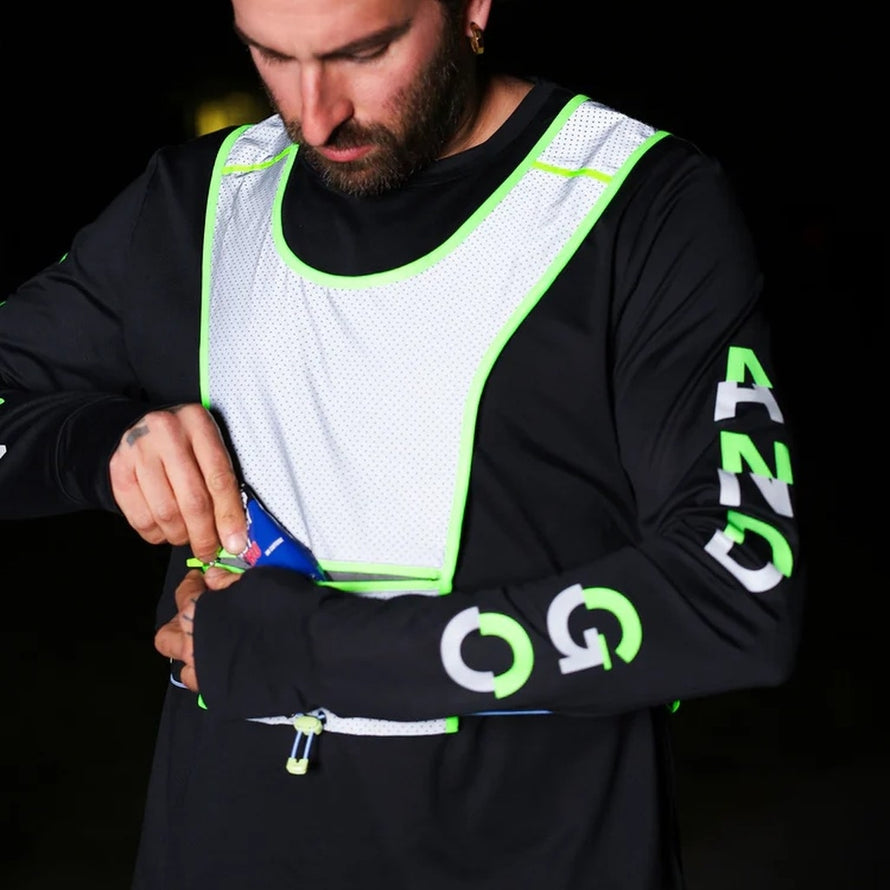 poche frontale du gilet réfléchissant gofluo pace utilisée lors d’un trajet de nuit