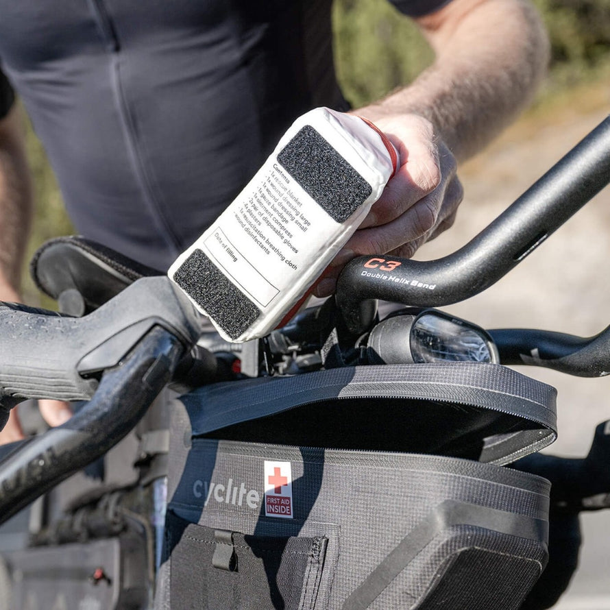 Kit de secours Cyclite First Aid Kit 02 de la marque 77 pour premiers soins essentiels en sortie vélo