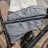 Sacoche cadre Large 02 Cyclite 77 en gris foncé, robuste et idéale pour le bikepacking et le rangement vélo