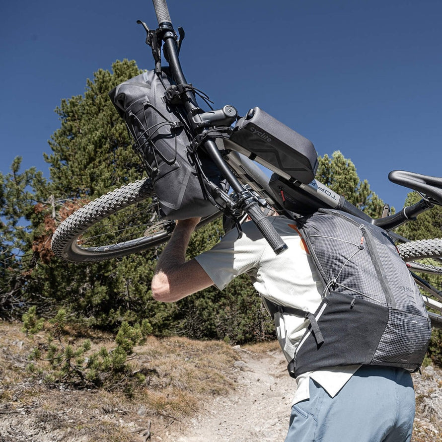 Sacoche de cintre Cyclite Roll Bag 02 77 noire, étanche et idéale pour les aventures à vélo en pleine nature