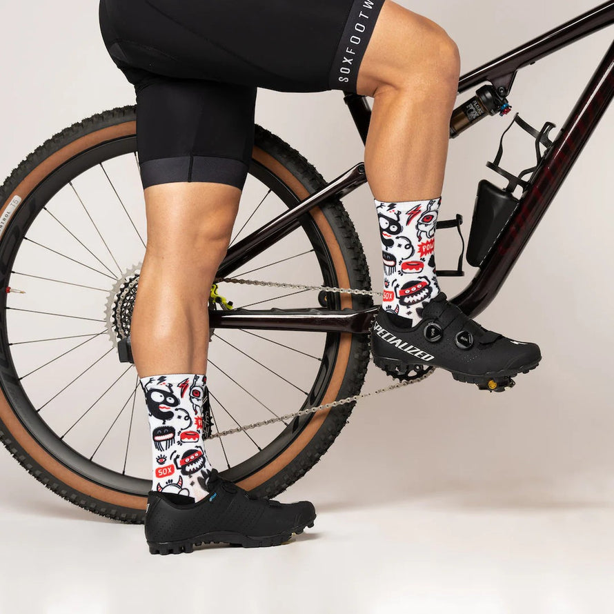Chaussettes cyclisme Sox 777 motifs monstres blancs rouges et noirs pour cyclistes originaux et créatifs