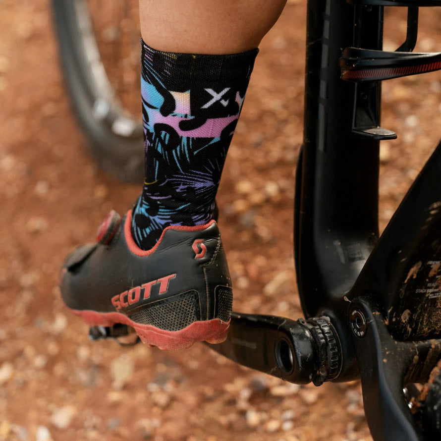 Chaussettes cyclisme Sox 777 motif graphique noir et violet pour cyclistes modernes et audacieux