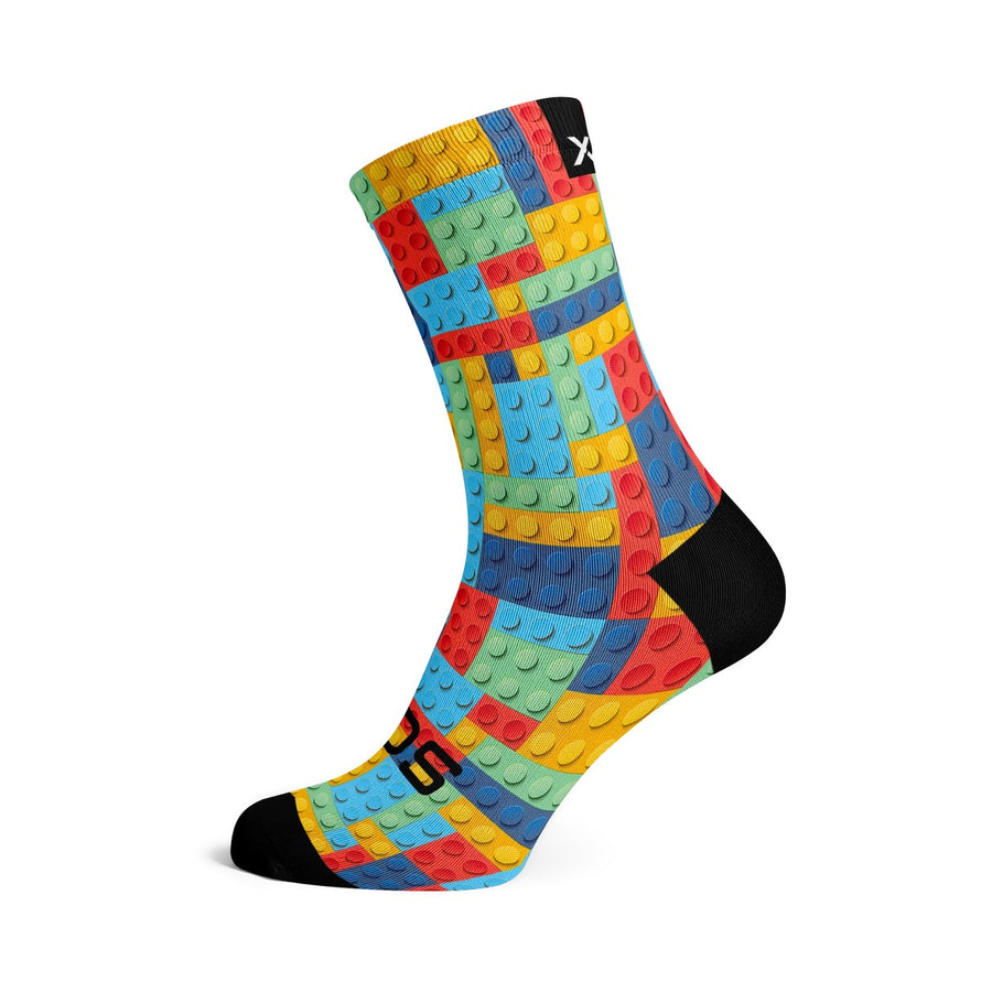 Chaussettes cyclisme Sox 777 avec motifs briques colorées pour cyclistes créatifs et dynamiques