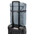Sac à dos vélo convertible Vaude Mineo fixé sur une valise trolley, sac étanche pratique pour le transport urbain et les voyages.