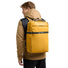 Sac à dos vélo Vaude Mineo coloris jaune porté par un cycliste urbain, sacoche convertible étanche pour le vélotaf.