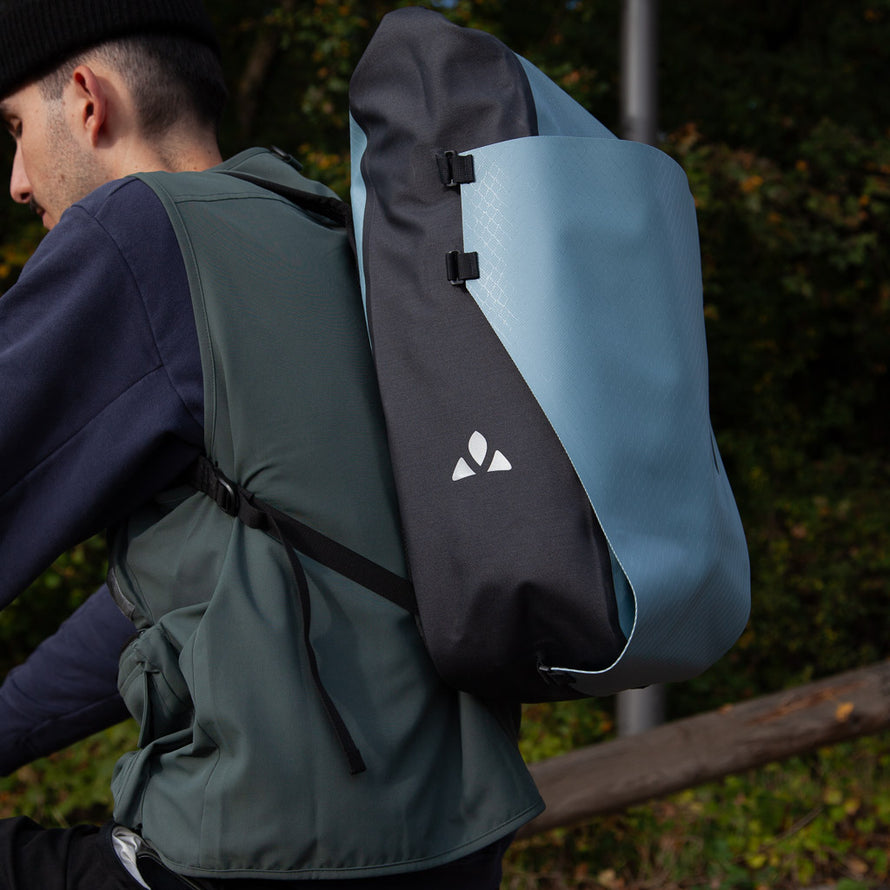 sacoche sac à dos Aqua Transformer 2 en 1 étanche Vaude vue porté en sac à dos