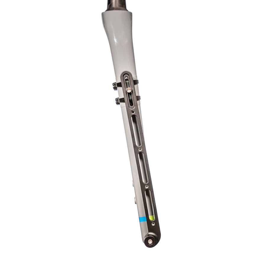 Adaptateur cargo pour fourche sans œillets, montage sur axe traversant, robuste et fiable pour vos aventures vélo