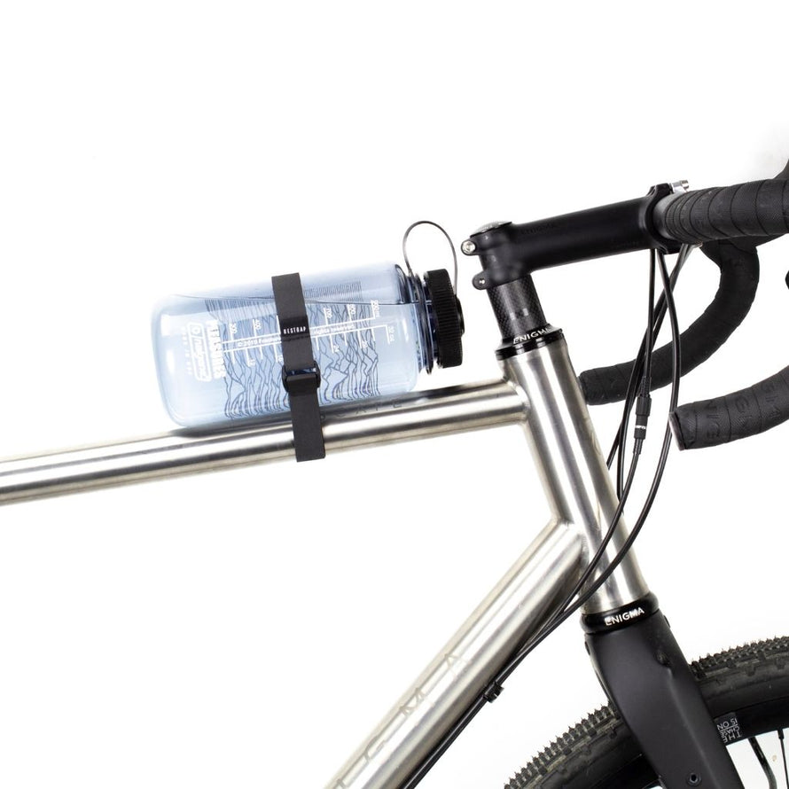Transport d’un équipement fixé sur un porte-bagages à l’aide de sangles Restrap Fast Straps