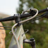 Fixation pour tuyau d'hydratation Revelate Design Barnacle en situation