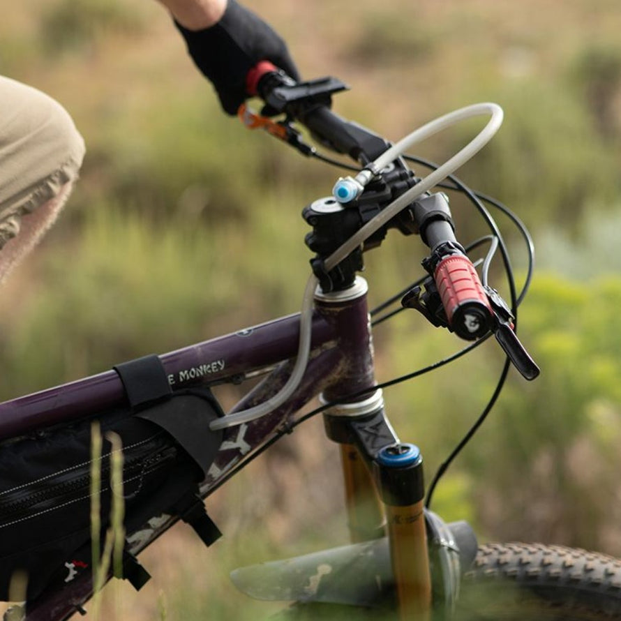 Fixation pour tuyau d'hydratation Revelate Design Barnacle sur VTT