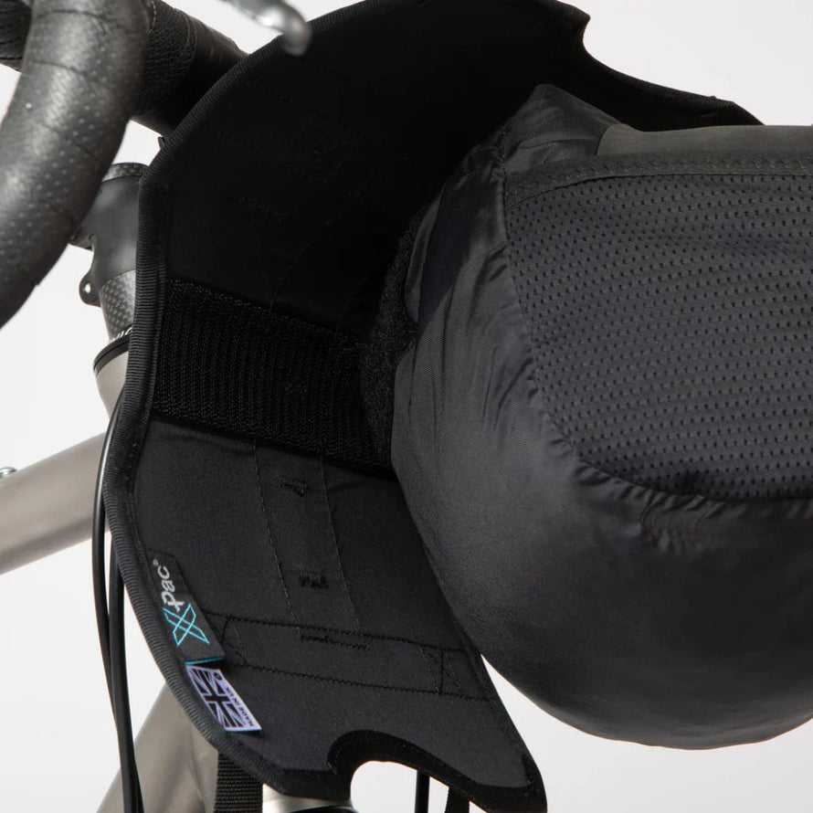 Fixation de la sacoche étanche dans le holster avec patch GripTight et scratch