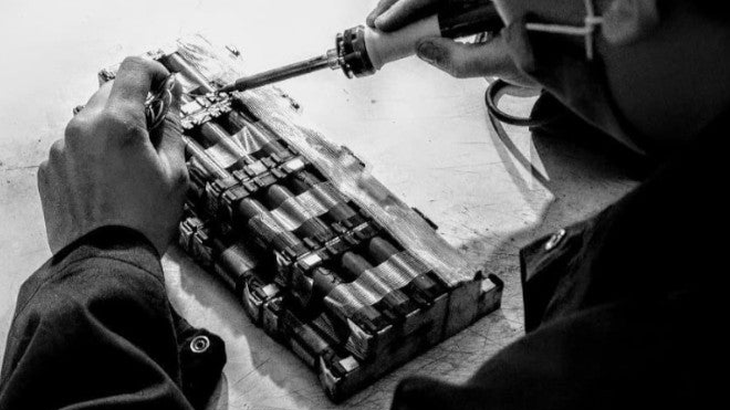Personne réparant une batterie de velo electrique conseils lecyclo