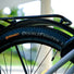 Pneus vélo Continental Double Fighter III sur jantes 700C, bandes réfléchissantes.